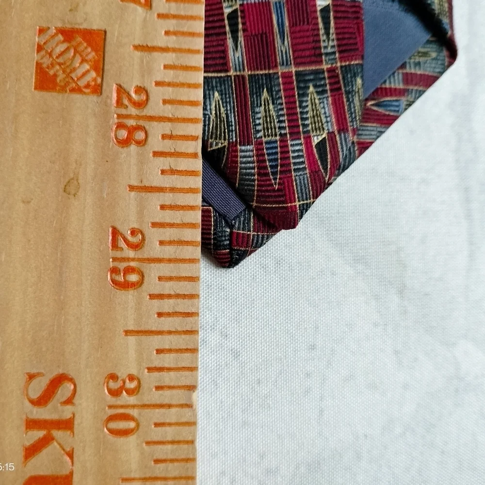 Roundtree and Yorke Necktie Tie  Silk Red Multicolored Geometric Jacquard USA